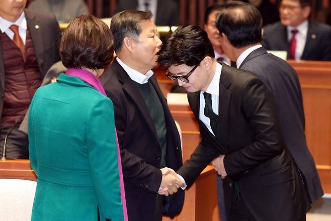 한동훈 국민의힘 전 비상대책위원장이 법무부 장관 신분이었던 지난해 12월 국회에서 열린 국민의힘 정책의원총회에 배석한 자리에서 당시 국민의힘 인재영입위원장이던 이철규 의원과 악수를 나누고 있다. ⓒ뉴시스