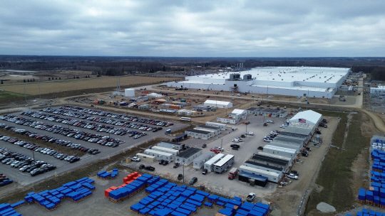 LG에너지솔루션과 GM의 미국 합작법인 '얼티엄셀즈'가 미시간주 랜싱에 건설 중인 3공장 전경. 얼티엄셀즈 제공.