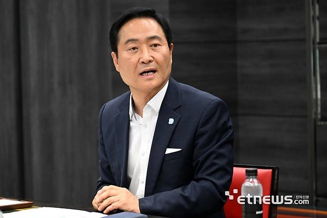 더존비즈온-서울디지털재단 인공지능(AI) 좌담회가 지난 18일 서울 중구 더존을지타워에서 열렸다. 강요식 서울디지털재단 이사장이 발언하고 있다. 김민수기자 mskim@etnews.com