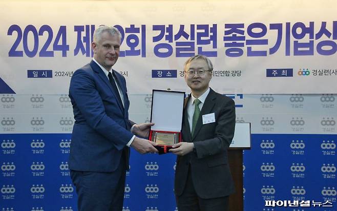 지난 18일 서울 종로구 경제정의실천시민연합(경실련) 강당에서 열린 '제32회 경실련 좋은기업상 시상식'에서 한국쉘석유 라머스 예룬 피터 대표이사(왼쪽)와 경제정의연구소 임효창 이사장이 기념사진을 촬영하고 있다. 한국쉘석유 제공