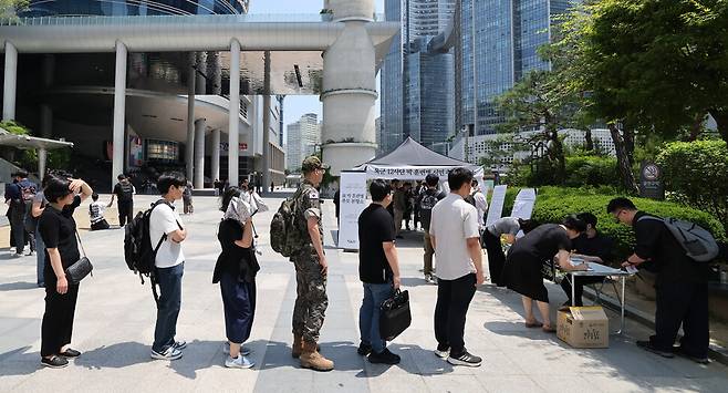 19일 오전 서울 용산역 광장에 마련된 육군 12사단 박 훈련병 시민 추모 분향소에서 시민들이 고인을 추모하려고 줄지어 서 있다. 지난달 23일 강원도 인제군 12사단 신병교육대에서 군기훈련을 받던 훈련병 1명이 숨졌다. 신소영 기자