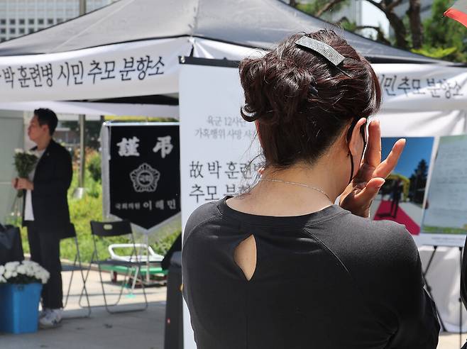 용산역 광장에 마련된 육군 12사단 박 훈련병 시민 추모 분향소를 찾은 시민이 분향을 마치고 눈물을 흘리고 있다. 신소영 기자
