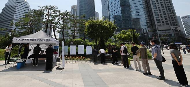 시민들이 용산역 광장에 마련된 육군 12사단 박 훈련병 시민 추모 분향소를 찾아 추모하고 있다. 신소영 기자