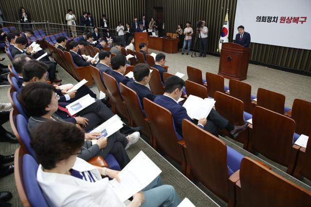 최남호 산업통상자원부 2차관이 13일 오전 서울 여의도 국회에서 열린 국민의힘 의회정치 원상복구 의원총회에 참석해 동해 석유·가스전 개발과 관련해 예산 확보 등 추진계획에 대해 설명하고 있다. 뉴스1