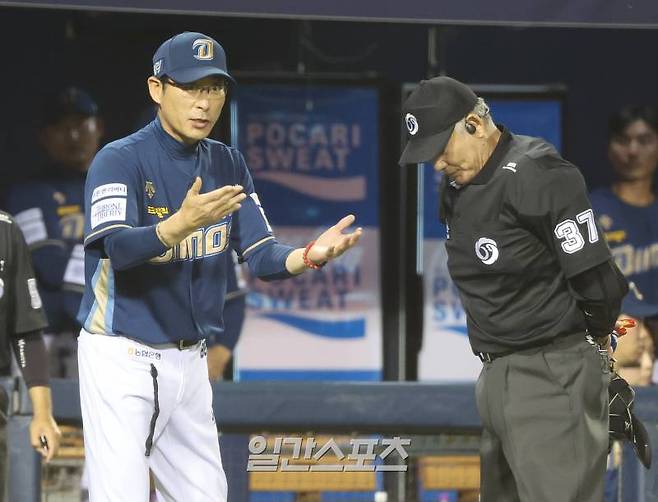 2024 KBO리그 프로야구 NC다이노스와 두산베어스의 경기가 18일 오후 서울 잠실야구장에서 열렸다. 7회초 무사 1루 김형준의 내야땅볼 때 1루 주자 김휘집이 2루에서 아웃된 상황에 대해 강인권 감독이 김병주 주심에게 어필하고 있다. 잠실=김민규 기자 mgkim1@edaily.co.kr