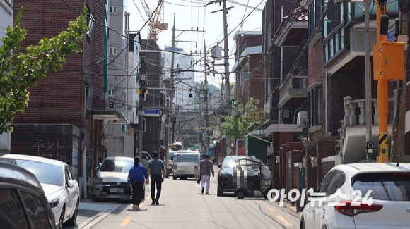 전세보증 기준이 강화된 후 빌라 등 비아파트 전셋값이 급감했다. 사진은 18일 서울 강북구 미아동 내 빌라가 밀집된 거리. [사진=이수현 기자]