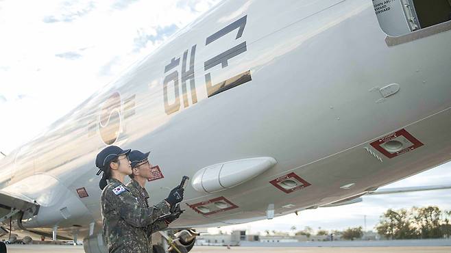 2023년 10월 10일 미 잭슨빌 해군기지에서 한국 해군의 P-8A 해상초계기 첫 비행을 앞두고 기체를 점검하는 한국 해군 항공 정비사들. 사진 해군