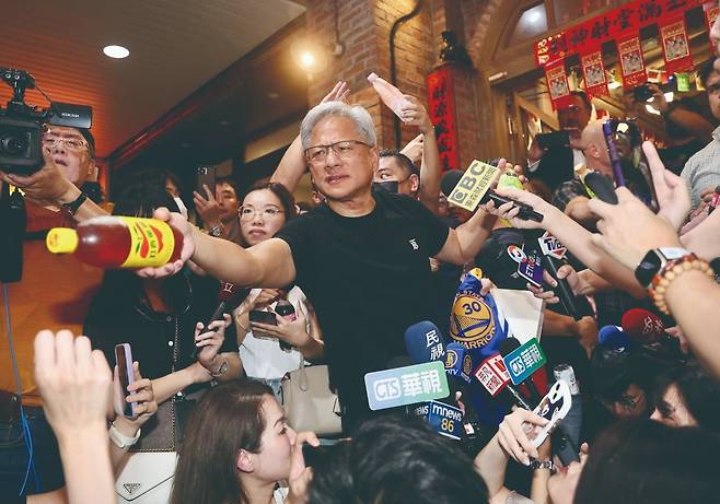 5월 29일 대만 야시장에서 젠슨 황. 대만에서 황의 인기는 톱스타와 가깝다. '젠세니티'란 신조어가 등장한 배경이기도 하다. 사진=연합뉴스