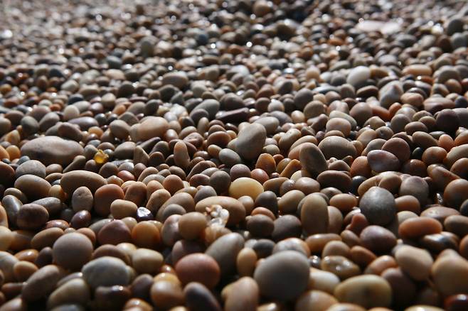 백령도의 콩돌해변, 각양각색의 자갈들로 이루어진 콩돌해변처럼 백령도에서는 본래의 황해도 말에 전국 각지의 말이 섞이면서 새로운 말이 만들어지고 있다. 한성우 제공