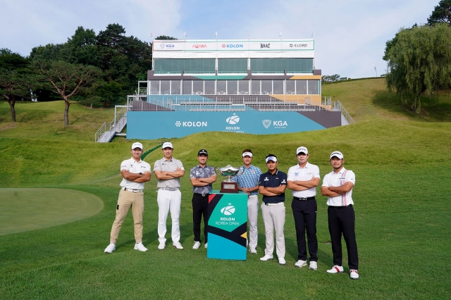 대회 개막에 앞서 가진 포토콜 행사에 참여한 주요 선수들이 선전을 다짐하며 포즈를 취하고 있다(왼쪽부터 김홍택, 배상문, 한승수, 이태희, 박상현, 장유빈, 최준희). 코오롱 한국오픈 조직위 제공