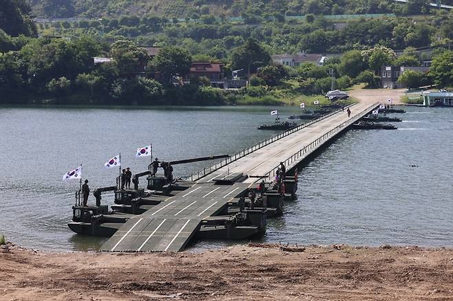 한국형 자주도하장비 KM3 여러대와 기존 리본부교가 하나의 임시교량을 구성하는 ‘부교’ 방식으로 장비 도하를 시연하고 있다.[한화에어로스페이스]