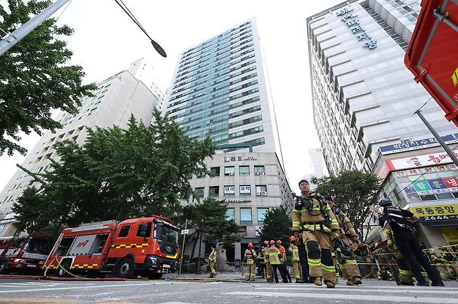 19일 오전 서울 양천구 목동 아파트 지하 주차장에서 난 불이 약 12시간 만에 완전히 꺼졌다. [사진 = 연합뉴스]