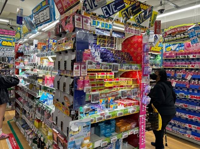 일본 도쿄 시내 한 드러그스토어에 진통제, 해열제 다양한 상비약 품목들이 진열돼있다. /사진=하수민기자