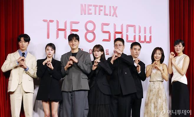 배우 류준열, 이열음, 박해준, 천우희, 박정민, 배성우, 문정희, 이주영이 10일 오전 앰배서더 서울 풀만 호텔에서 진행된 넷플릭스 오리지널 시리즈 '더 에이트 쇼' 제작발표회에서 포즈를 취하고 있다. 8명의 인물이 8층으로 나뉜 비밀스런 공간에 갇혀 ‘시간이 쌓이면 돈을 버는’ 달콤하지만 위험한 쇼에 참가하면서 벌어지는 이야기 '더 에이트 쇼'는 오는 17일 공개된다. /2024.05.10 /사진=이동훈