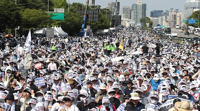 (서울=뉴스1) 임세영 기자 = 18일 서울 영등포구 여의도 환승센터 주변에서 열린 대한의사협회 전국 의사 총궐기대회에서 참석자들이 손팻말을 들고 정부의 '의대 증원' 철회를 촉구하고 있다. 2024.6.18/뉴스1  Copyright (C) 뉴스1. All rights reserved. 무단 전재 및 재배포,  AI학습 이용 금지. /사진=(서울=뉴스1) 임세영 기자