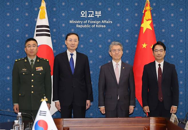 18일 서울 종로구 외교부에서 열린 '한중 외교안보대화'에서 양측 수석대표인 김홍균 외교부 제1차관과 쑨웨이둥 중국 외교부 부부장이 기념촬영을 하고 있다. 왼쪽부터 장바오췬 중국 중앙군사위 국제군사협력판공실 부주임, 쑨웨이둥 중국 외교부 부부장, 김홍균 외교부 제1차관, 이승범 국방부 국제정책관. [연합]