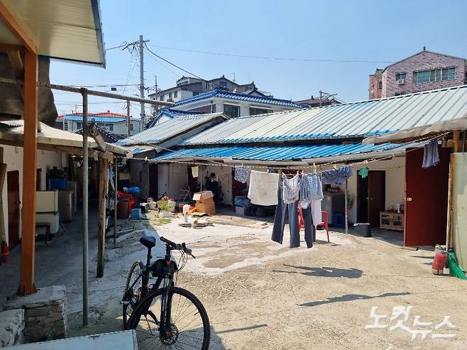 19일 수원의 한 쪽방촌. 세입자들이 방 문을 열고 열기를 식히고 있다. 정성욱 기자