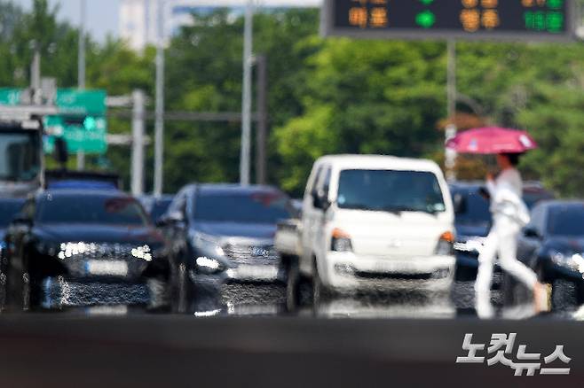 불볕더위가 기승을 부리며 전국 대부분 지역에 폭염특보가 발효된 19일 도로에 지열로 인한 아지랑이가 피어오르고 있다. 박종민 기자