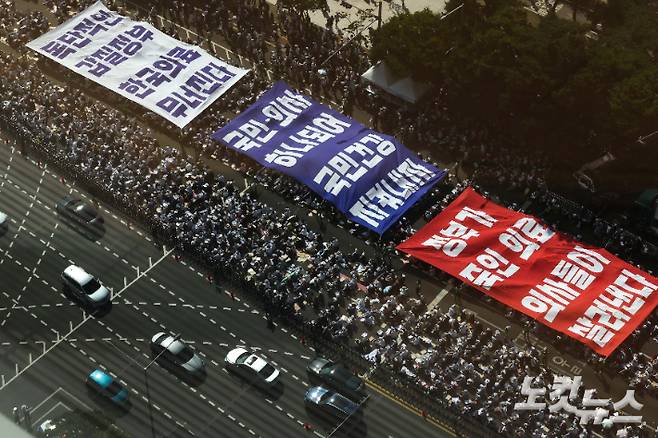 지난 18일 오후 서울 여의도에서 열린 '의료농단 저지' 전국 의사 총궐기대회 참가자들이 정부의 의료 정책을 규탄하는 퍼포먼스를 선보이고 있다. 황진환 기자