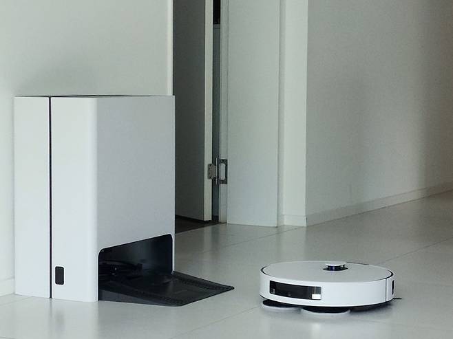 삼성전자의 로봇청소기 신제품&nbsp;‘비스포크 AI 스팀’을 작동시킨 모습. 이동수 기자