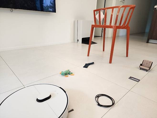 삼성전자의 로봇청소기 신제품&nbsp;‘비스포크 AI 스팀’의 사물 인식 및 회피 성능을 테스트하는 모습. 이동수 기자