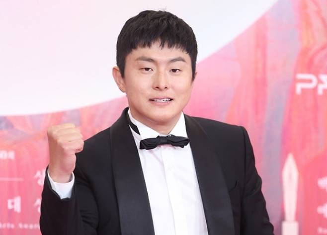 방송인 기안84가 지난달 7일 오후 서울 코엑스에서 열린 ‘제60회 백상예술대상’의 레드카펫 행사에 참석해 포즈를 취하고 있다.&nbsp;한윤종 기자