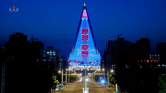 평양 류경호텔에 ‘푸틴 환영’ 문구     (서울=연합뉴스) 블라디미르 푸틴 러시아 대통령이 19일 새벽(한국시간) 북한 평양에 도착해 국빈 방문을 시작했다. 2024.6.19 평양 조선중앙통신=연합뉴스