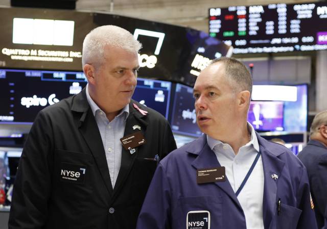 미국 뉴욕 맨해튼 뉴욕증권거래소(NYSE)에서 트레이더들이 업무 중 대화를 나누고 있다. 연합뉴스