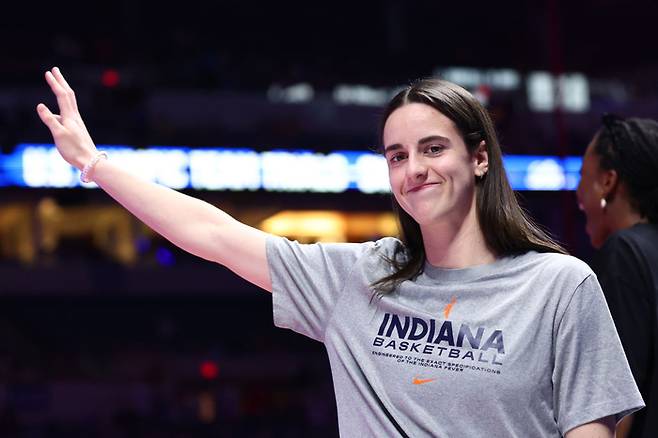 WNBA 루키 케이틀린 클라크가 19일 미국 수영 대표팀 선발전에 참가해 손을 흔들고 있다. Getty Images코리아