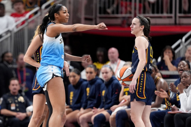 시카고 엔젤 리스가 17일 WNBA 인디애나전에서 케이틀린 클라크에 파울을 범한 뒤 심판에 어필하고 있다. Getty Images코리아