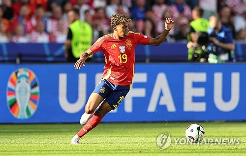 2007년생 스페인 신성 라민 야말이 학교 시험에서 낙제하지 않았으면 좋겠다고 학생다운 고민을 털어놨다. 영국 트리뷰나에 따르면 고등학생인 야말은 곧 시험이 있다면서 스페인을 유럽축구선수권대회 결승전까지 올려놓은 후 온라인으로 성적을 확인하겠다고 밝혔다. 또래 친구들이 학교에서 교과서를 읽는 동안 야말은 스페인 국가대표로 유로에 참가해 맹활약 중이다. 16세에 불과한 야말은 16세 338일의 나이로 유로 역대 최연소 선수가 됐다. 또한 크로아티아와의 경기에서는 팀의 3번째 골을 도우며 공격 포인트까지 올렸다. 이 역시 최연소 공격 포인트였다. 연합뉴스