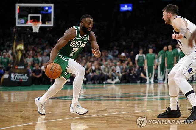 돈치치를 공략하는 제일런 브라운 [USA TODAY Sports=연합뉴스]
