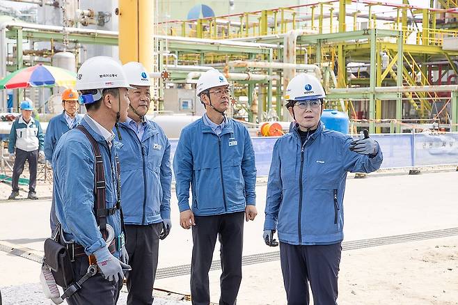 안전관리 실태 점검하는 최연혜 사장 (서울=연합뉴스) 최연혜 한국가스공사 사장이 5일 인천 연수구 LNG 생산기지에서 안전관리 실태 점검을 하고 있다. 2024.6.5 [한국가스공사 제공. 재판매 및 DB 금지] photo@yna.co.kr