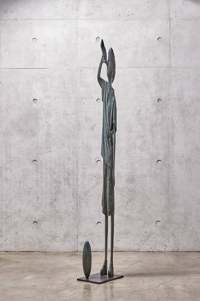 이환권, 무제 (Untitled), h188.2×w22×d31cm, bronze, (plate stainless steel), 2023[예화랑 제공. 재판매 및 DB 금지]