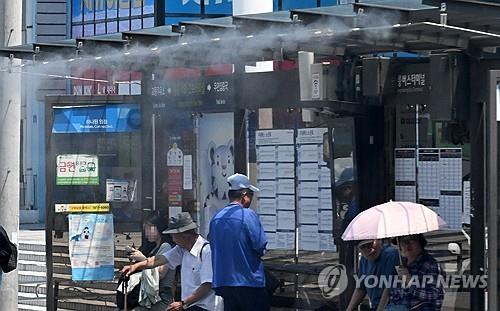 불볕더위에 가동되는 버스 승강장 쿨링포그  (강릉=연합뉴스) 유형재 기자 = 열대야가 발생하고 한낮 최고기온이 연일 30도를 훨씬 넘는 불볕더위가 이어진 지난 18일 강원 강릉시 한 시내버스 승강장에 안개형 냉방장치(쿨링포그)가 가동되고 있다.     yoo21@yna.co.kr