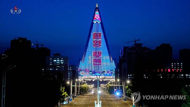 평양 류경호텔에 '푸틴 환영' 문구 (서울=연합뉴스) 김정은 북한 국무위원장이 19일 새벽 평양에 도착한 블라디미르 푸틴 러시아 대통령을 영접했다고 조선중앙TV가 보도했다. 평양 류경호텔 대형 전광판에 '환영 뿌찐'이라는 문구가 표시돼 있다. [조선중앙TV 화면] 2024.6.19 
    [국내에서만 사용가능. 재배포 금지. For Use Only in the Republic of Korea. No Redistribution] nkphoto@yna.co.kr