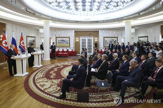 기자회견 하는 김정은 북한 국무위원장과 푸틴 러시아 대통령 [AP=연합뉴스]