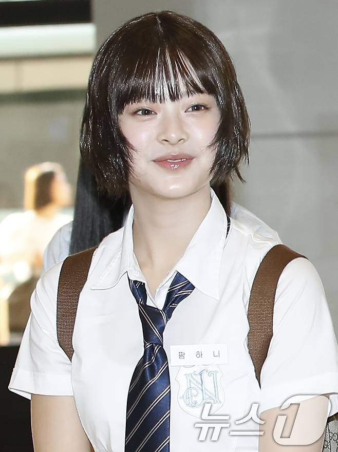 뉴진스 하니가 해외 일정을 위해 20일 오전 김포국제공항에 도착해 일본 도쿄로 출국하기 전 인사를 하고 있다. ⓒ News1 권현진 기자