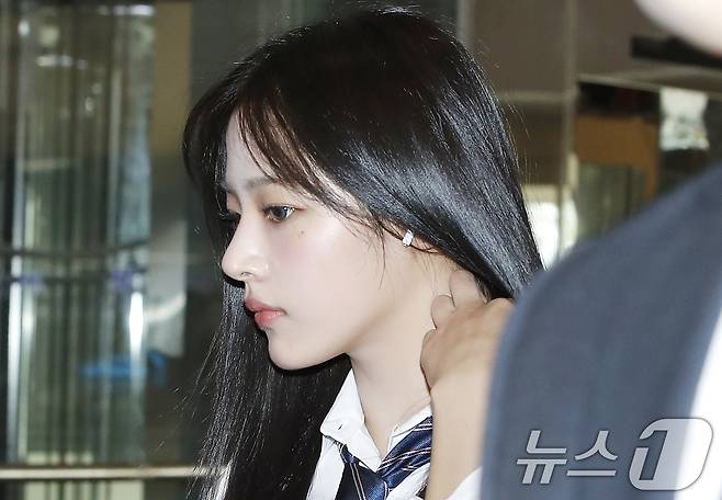 뉴진스 민지가 해외 일정을 위해 20일 오전 김포국제공항에 도착해 일본 도쿄로 출국하고 있다. ⓒ News1 권현진 기자