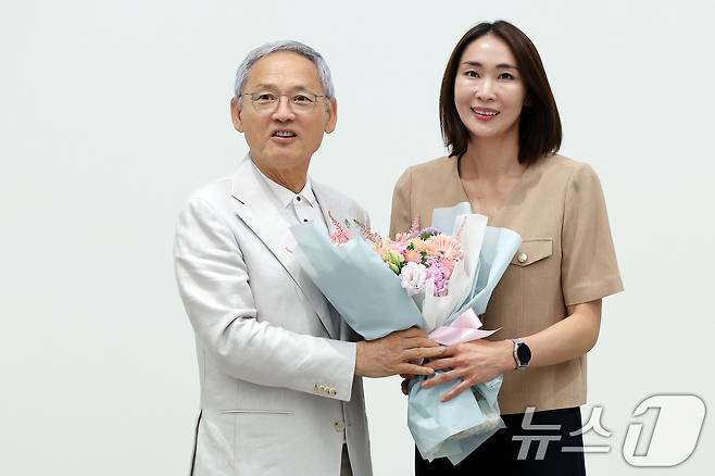 유인촌 문화체육관광부 장관이 20일 오전 서울 종로구 국립현대미술관 서울관에서 열린 대한배구협회 여자배구 국가대표 은퇴선수 간담회에서 이숙자 전 국가대표에게 꽃다발을 전달하고 있다. 2024.6.20/뉴스1 ⓒ News1 이동해 기자