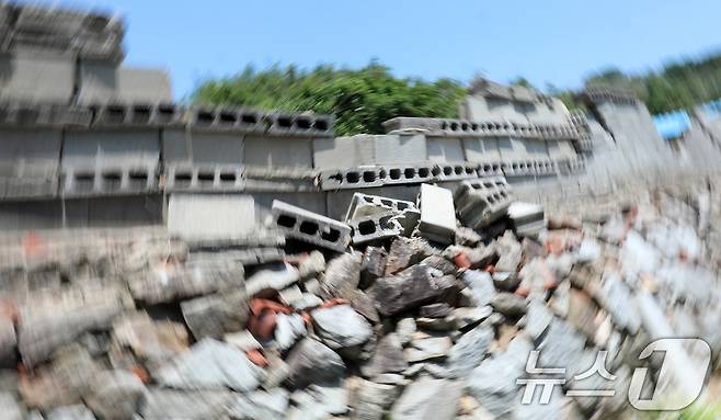 13일 전북 부안군 행안면 한 주택가 담장이 전날 발생한 4.8 규모의 지진으로 붕괴돼 있다. 2024.6.13/뉴스1 ⓒ News1 유경석 기자