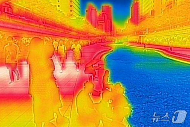 서울 지역 낮 최고 기온이 35도까지 올라 불볕더위가 찾아온 20일 열화상 카메라에 담긴 서울 종로구 청계천 산책로 일대 높은 온도를 나타내는 부분이 붉게 표시되고 있다.(열화상카메라 촬영)2024.6.20/뉴스1 ⓒ News1 민경석 기자