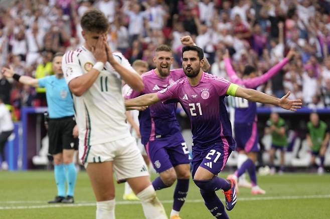 '개최국' 독일이 2연승에 성공하며 가장 먼저 16강에 선착했다. 율리안 나겔스만 감독이 이끄는 독일은 20일(한국시각) 독일 슈투트가르트의 슈투트가르트 아레나에서 열린 헝가리와의 유로2024 조별리그 A조 2차전에서 자말 무시알라와 일카이 귄도안의 연속골을 앞세워 2대0 승리를 거뒀다. 2연승에 성공한 독일은 승점 6을 확보하며 남은 스위스와의 최종전 결과와 상관없이 16강 진출을 확정지었다. 이번 대회에서 가장 먼저 16강행을 확정지었다. 헝가리는 2연패로 최하위에 머물렀다. 다만 최종전 결과에 따라 16강행 가능성도 남아 있다. 유로 2024는 A~F조에서 각 조 1, 2위를 차지한 12개 팀과 각 조 3위 가운데 성적이 좋은 4개 팀이 16강에 진출한다.

<저작권자(c) 연합뉴스, 무단 전재-재배포, AI 학습 및 활용 금지>