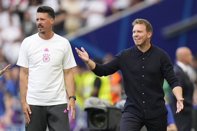 '개최국' 독일이 2연승에 성공하며 가장 먼저 16강에 선착했다. 율리안 나겔스만 감독이 이끄는 독일은 20일(한국시각) 독일 슈투트가르트의 슈투트가르트 아레나에서 열린 헝가리와의 유로2024 조별리그 A조 2차전에서 자말 무시알라와 일카이 귄도안의 연속골을 앞세워 2대0 승리를 거뒀다. 2연승에 성공한 독일은 승점 6을 확보하며 남은 스위스와의 최종전 결과와 상관없이 16강 진출을 확정지었다. 이번 대회에서 가장 먼저 16강행을 확정지었다. 헝가리는 2연패로 최하위에 머물렀다. 다만 최종전 결과에 따라 16강행 가능성도 남아 있다. 유로 2024는 A~F조에서 각 조 1, 2위를 차지한 12개 팀과 각 조 3위 가운데 성적이 좋은 4개 팀이 16강에 진출한다.

<저작권자(c) 연합뉴스, 무단 전재-재배포, AI 학습 및 활용 금지>