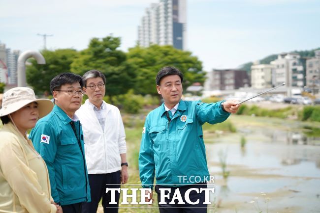 방세환(오른쪽) 광주시장이 20일 우기대비 재난취약지를 점검하고 있다./광주시