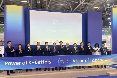 독일 뮌헨에서 19일(현지시간)열린 '2024 인터배터리 유럽(InterBattery Europe 2024)' 개막식 현장에서 주요 인사들이 단체 기념사진을 촬영하고 있다.[사진제공=코트라]