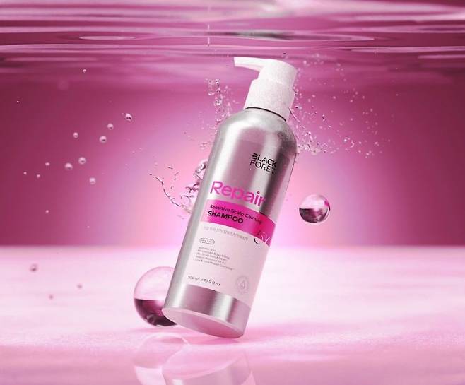애경산업 탈모 케어 전문 헤어브랜드 ‘블랙포레’(BLACKFORET)가 새롭게 선보인 ‘리페어 민감두피 진정 탈모증상완화 샴푸’(REPAIR SENSITIVE SCALP CALMING SHAMPOO). [사진제공=애경산업]