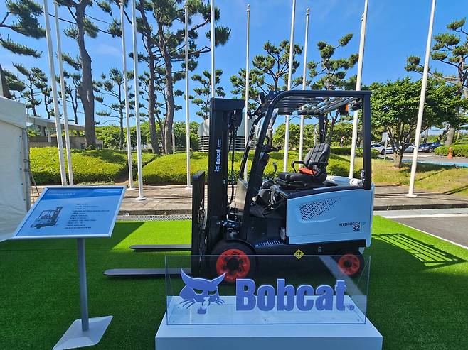 18일 제주 서귀포 중문단지 제주국제컨벤션센터(ICC)에 두산밥캣의 수소지게차가 전시돼 있다. /윤희훈 기자