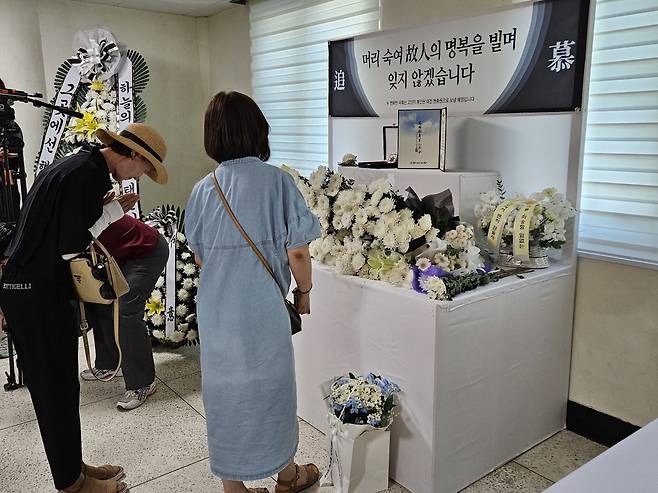 육군 12사단에서 군기훈련을 받다 쓰러져 숨진 훈련병 동료들의 수료식이 19일 오전 강원 인제군 인제읍 남북리 인제체육관에서 열렸다. 이날 수료식장 옆에 마련된 숨진 훈련병의 추모공간에서 참석자들이 추모하고 있다. 뉴스1