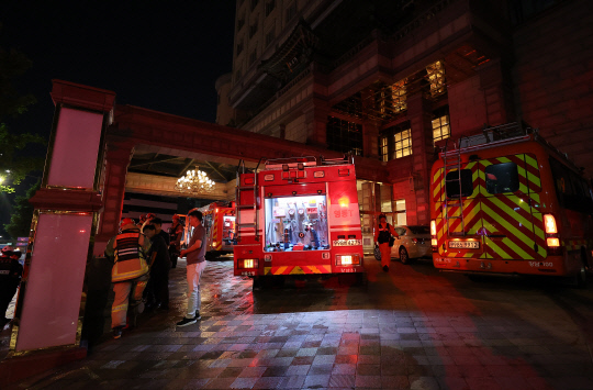 19일 오후 서울 강남구 논현동 한 호텔에서 화재가 발생해 소방당국이 진화 작업을 하는 가운데 20일 0시 40분께 소방대원들이 진입을 통제하고 있다. [연합뉴스]